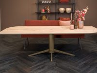 Eettafel eiken met bronze poot metaal