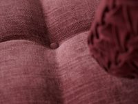 Gecapitioneerde bank met knoop aubergine stof