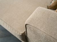 Grijs beige bank armleuning