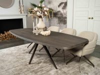 Grijze eettafel met bruine metalen poten