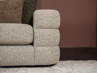 Hoekbank beige met stiknaden op armleuning