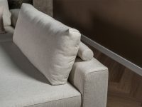 Hoekbank grijs beige stof rolletjes achter rugkussen