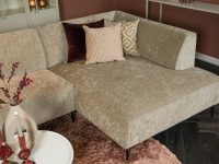Hoekbank ranke poten moderne vormen stof bruin beige