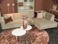 Hoekbank ranke poten moderne vormen stof bruin beige