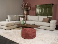 Hoekbank stof beige met stiknaden armleuning