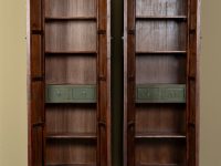 Houten kast hoog groen met planken en lades