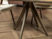 Metalen poot brons onder eettafel