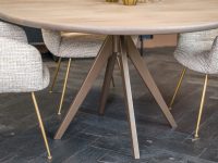Metalen spinpoot bruin onder druppelvormige eettafel