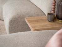 Organische hoekbank met hout bruine tussentafel