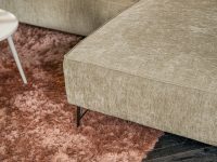 Hoekbank ranke poten moderne vormen stof bruin beige