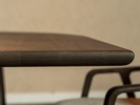 Rechte punthoek bruin hout eettafel