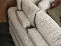 Rolletjes achter rugkussen beige hoekbank