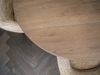 Rond bruin eiken eettafel