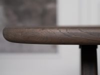 Rond lopende hoek eettafel hout bruin