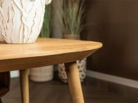 Ronde poten onder lichtbruin houten eettafel