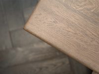Ronde tafel met een hoek bruin eiken