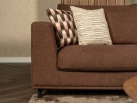 Strakke bank met lossen kussens bruin stof