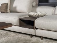 Tussentafel bruin hout hoekbank met houten poten