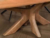 Eettafel bruin hout unieke poot