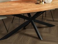 Zwart metalen poot onder ovale eettafel