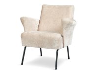Zwarte metalen poten onder beige fauteuil