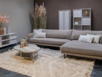 Zwarte pootjes onder hoekbank beige
