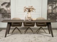 deens ovaal slank eettafel met houten taps toelopende poten