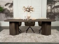 donkerbruin espresso kleur eettafel met dikke houten klavervorm poten