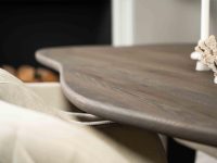 eettafel organisch eikenhout donkerbruin rond afgewerkt