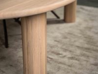 eikenhouten eettafel met ronde houten poten