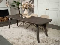 espresso kleur eiken houten tafel met rechte houten poten