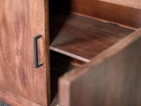 kast van mangohout en zwarte afwerking