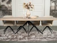 metalen spinpoot zwart onder hal ovale eettafel eiken licht