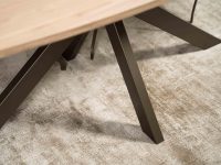 spinpoot bruin metaal met eikenhouten tafelblad